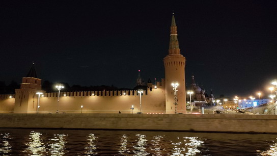 Еще немного кремлёвской стены и башен. Справа немного виден собор Василия Блаженного. Вид ночью с теплохода на Москве-реке