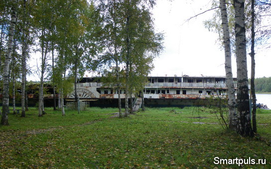 Вид на пароход "Достоевский" со стороны берега