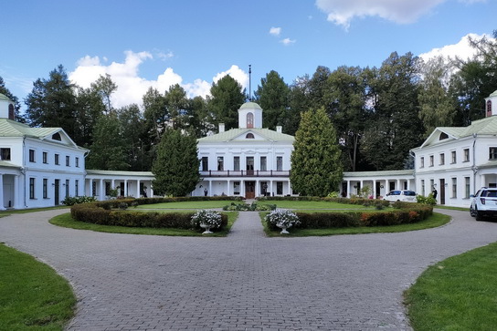 Главный дом усадьбы Середниково летом