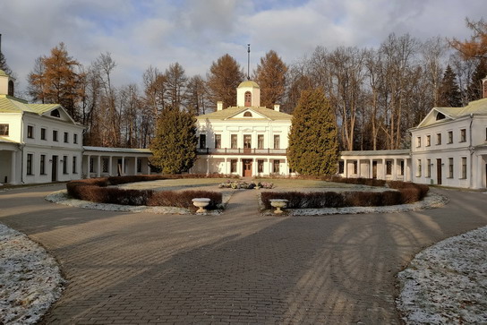 Главный дом усадьбы Середниково в начале зимы