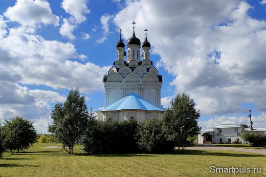 Церкви Благовещения Пресвятой Богородицы в Тайнинском - вид со стороны входа на территорию