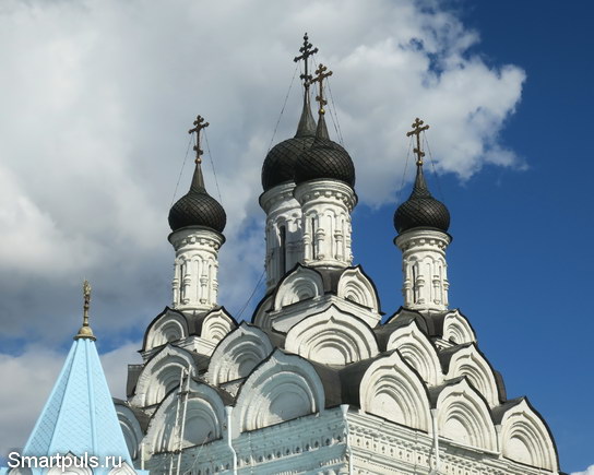 Церковь Благовещения в Тайнинском (Мытищи) - купола-луковки и кокошники