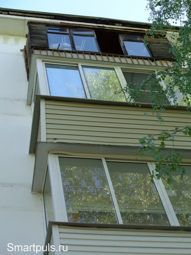 Застекленный балкон с солнцезащитной пленкой (средний на фото) и дерево, растущее перед окнами