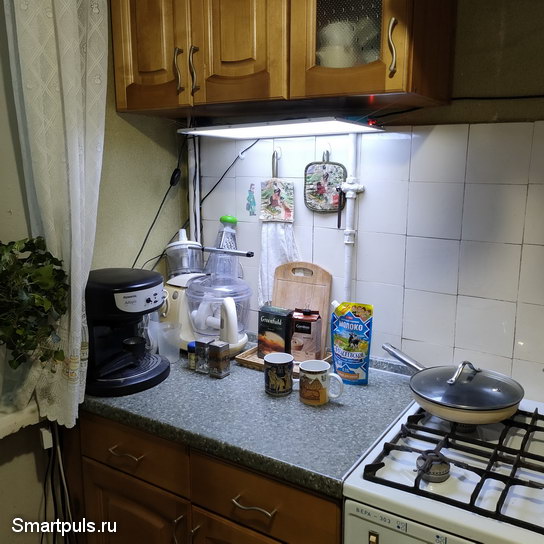 Светильник под шкаф на кухне, сделанный из разбитого монитора (телевизора)