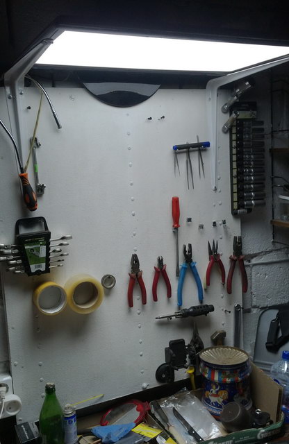 Светильник из монитора в мастерской