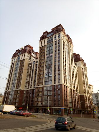 Москва, ЖК "Соколиный Форт". На крыше левой башни при увеличении до 100% можно заметить Карлсона - живёт он там!