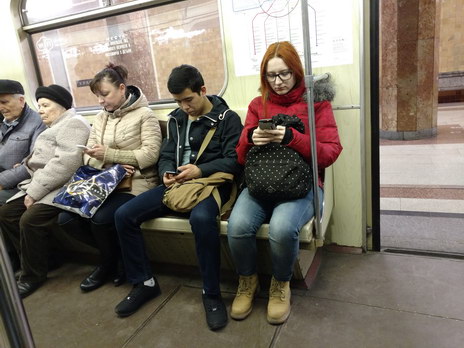 В вагоне московского метро, тест камеры телефона Motorola Moto X Force