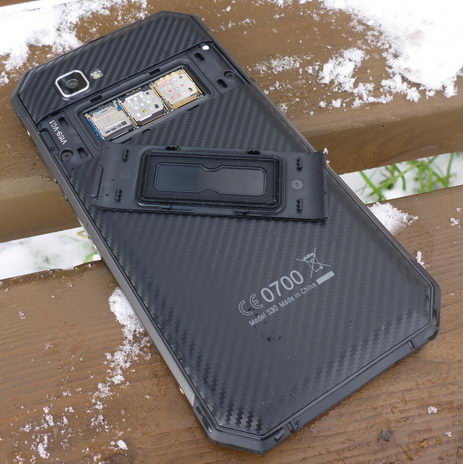 Смартфон Nomu S30 со снятой крышкой