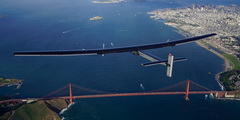 Электросамолет "Solar Impulse - 2" в полете над мостом "Золотые Ворота" в Сан-Франциско