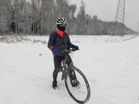 Велосипедистка замой в национальном парке Лосиный Остров (Москва)