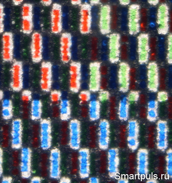 Экран цветной электронной книги под микроскопом - цветное изображение