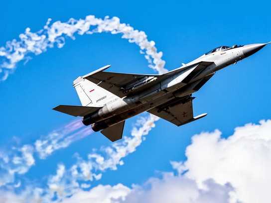 Сверхзвуковой истребитель, выполняющий противоракетный манёвр (кадр из фильма "Где ты будешь первого апреля?")