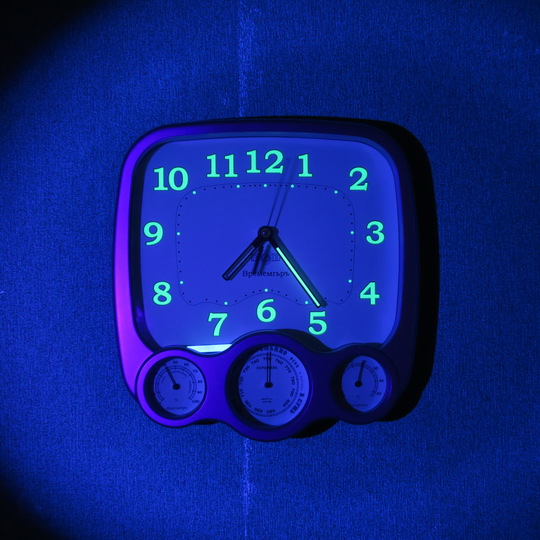 настенные часы с люминесцентными цифрами с послесвечением