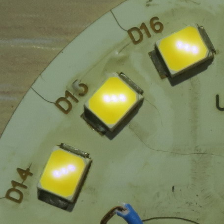 Светодиоды в светодиодной лампе с 3-мя кристаллами в корпусе