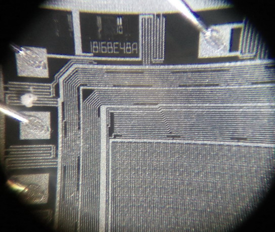 Учебный микроскоп УМ-401П. Увеличение 160x. Советский процессор (часть чипа) с электрическим программированием и ультрафиолетовым стиранием КМ1816ВЕ48.