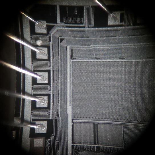 Учебный микроскоп УМ-401. Увеличение 80x. Советский процессор (часть чипа) с электрическим программированием и ультрафиолетовым стиранием 1816ВЕ48.