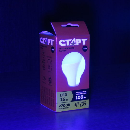 Упаковка со светодиодной лампочкой в ультрафиолетовом свете