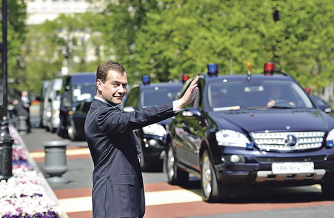Премьер-министр РФ Дмитрий Анатольевич Медведев и мерседес с мигалками