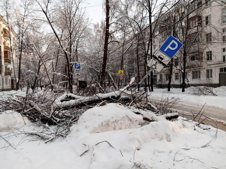Так выглядели некоторые улицы Москвы в процессе разбора завалов после стихийного снегопада в феврале 2018 года