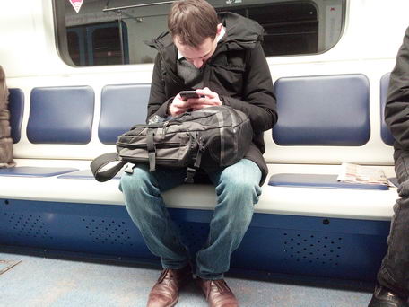 Молодой человек в вагоне московского метро