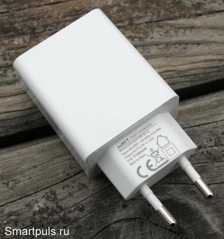Зарядное устройство смартфона Oukitel Mix 2 с поддержкой "быстрой зарядки"