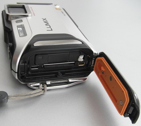 Фотоаппарат Panasonic Lumix DMC-FT5 с отрытым аккумуляторным отсеком