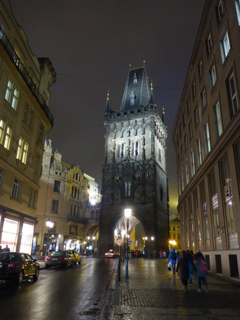 Прага, башня в центре города ночью