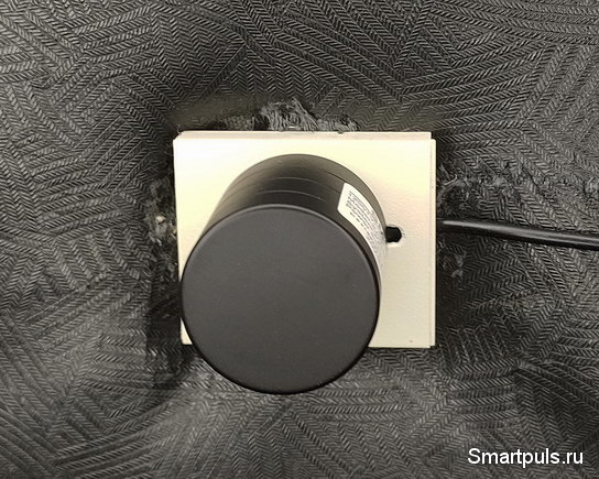 Камера видеоглазка вставлена в дверь