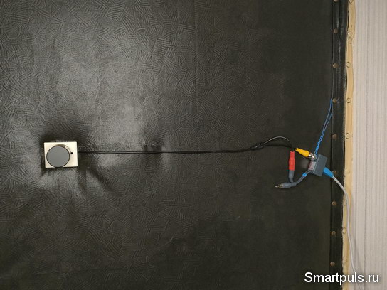 Дверь с видеоглазком и соединительными кабелями, вид изнутри