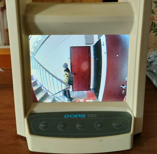 Изображение с дверного глазка на дисплее детектора подлинности купюр DORS1100