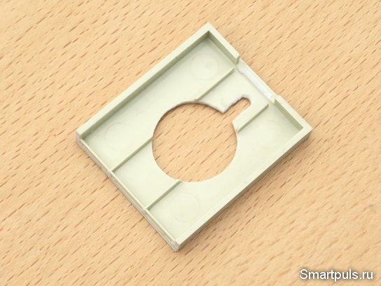 Накладка для пропуска кабеля под видеоглазком