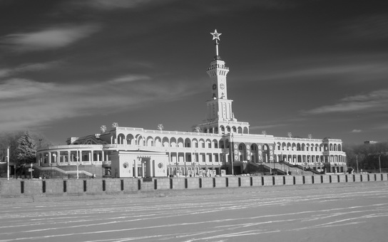Москва, Северный речной вокзал, инфракрасное фото зимой со льда Химкинского водохранилища (кликнуть для увеличения, откроется в новом окне)