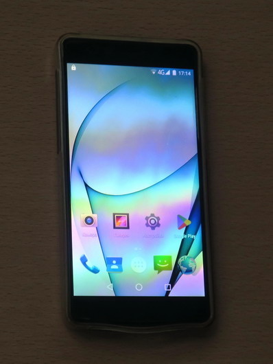Вид на экран смартфона LCD через поляризационные очки