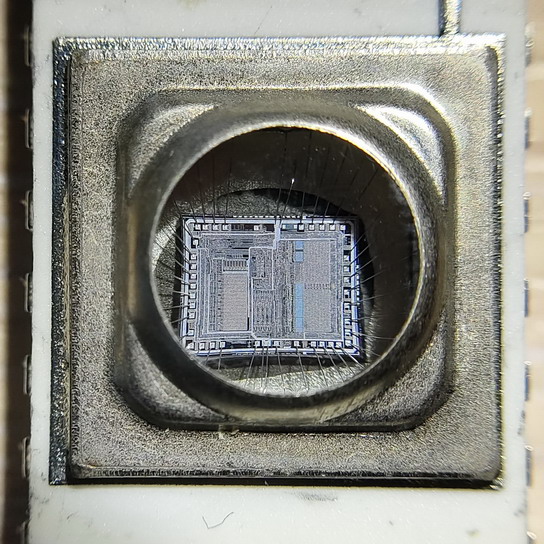 макро-фото микросхемы с окошком для ультрафиолетового стирания памяти (КМ1816ВЕ48, аналог легендарной 8748 от Intel)