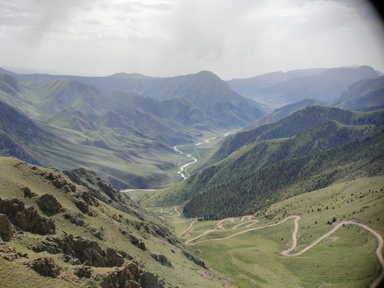 Киргизия (Кыргызстан), перевал "33 попугая" (грунтовая дорога), снято с телеобъективом Apexel HB2X