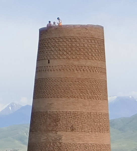 Киргизия (Кыргызстан), верхняя часть башни Бурана, кроп 100%. Снято смартфоном с телеобъективом-насадкой Apexel HB2X