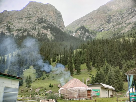 Киргизия (Кыргызстан), местность вблизи водопадов Барскоон. Снято с телеобъективом Apexel HB2X
