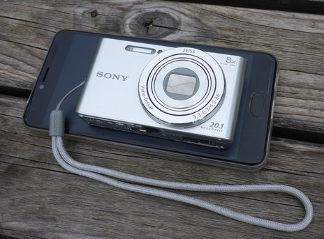 компактный фотоаппарат SONY Cyber-shot DSC-W830 в сравнении со смартфоном
