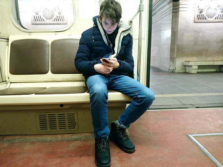 Молодой человек в метро