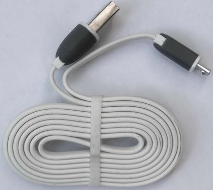 кабель USB-micro-USB для соединения с зарядным устройством или компьютером.