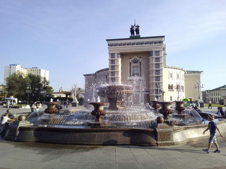 Улан-Удэ, здание оперного театра и танцующий фонтан. Тест камеры смартфона Umidigi Z1.