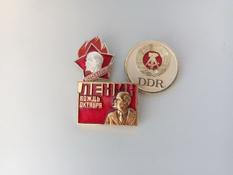 Тест макросъемки. Коллекция советских значков.